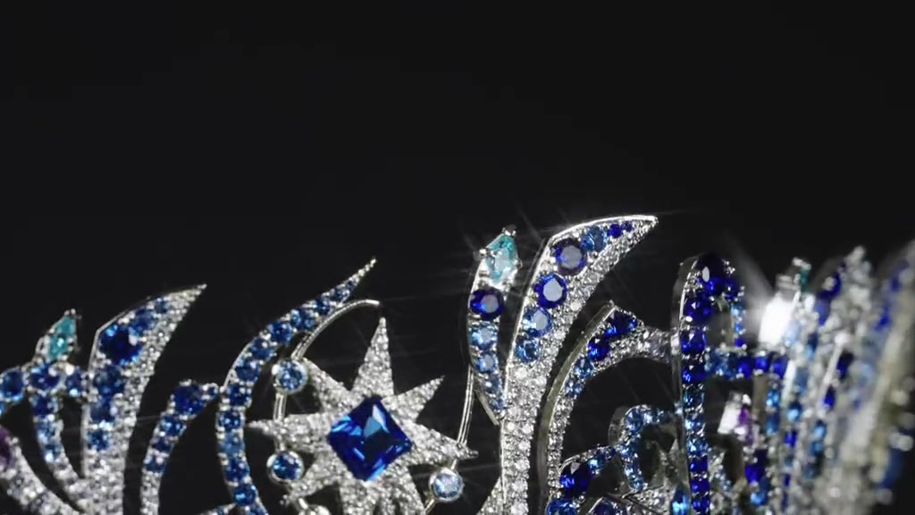 Chóp vương miện Miss Universe Vietnam 2026 với ngôi sao đá xanh lam, khung hình cận cảnh trên nền tối