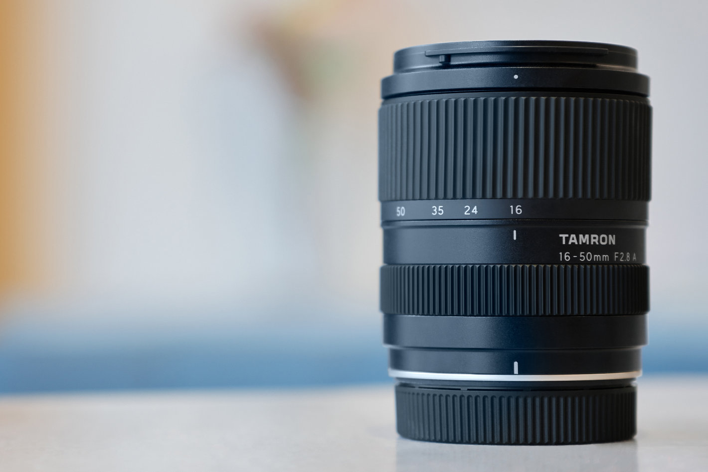 Tamron 16-50mm f/2.8 và Brightin Star 50mm: chọn zoom hay prime cho creator