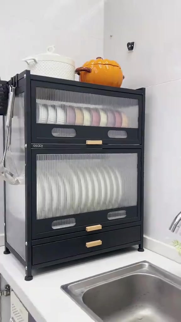 Rak pinggan bertutup hitam dua tingkat dengan pintu flip translucent tertutup rapat di sebelah sinki