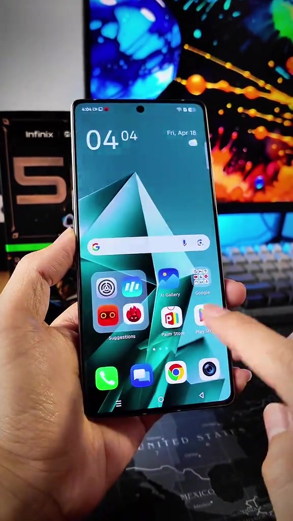 Skrin hadapan Infinix Note 50 Pro+ 5G dipegang tangan menunjukkan paparan utama XOS pada skrin AMOLED