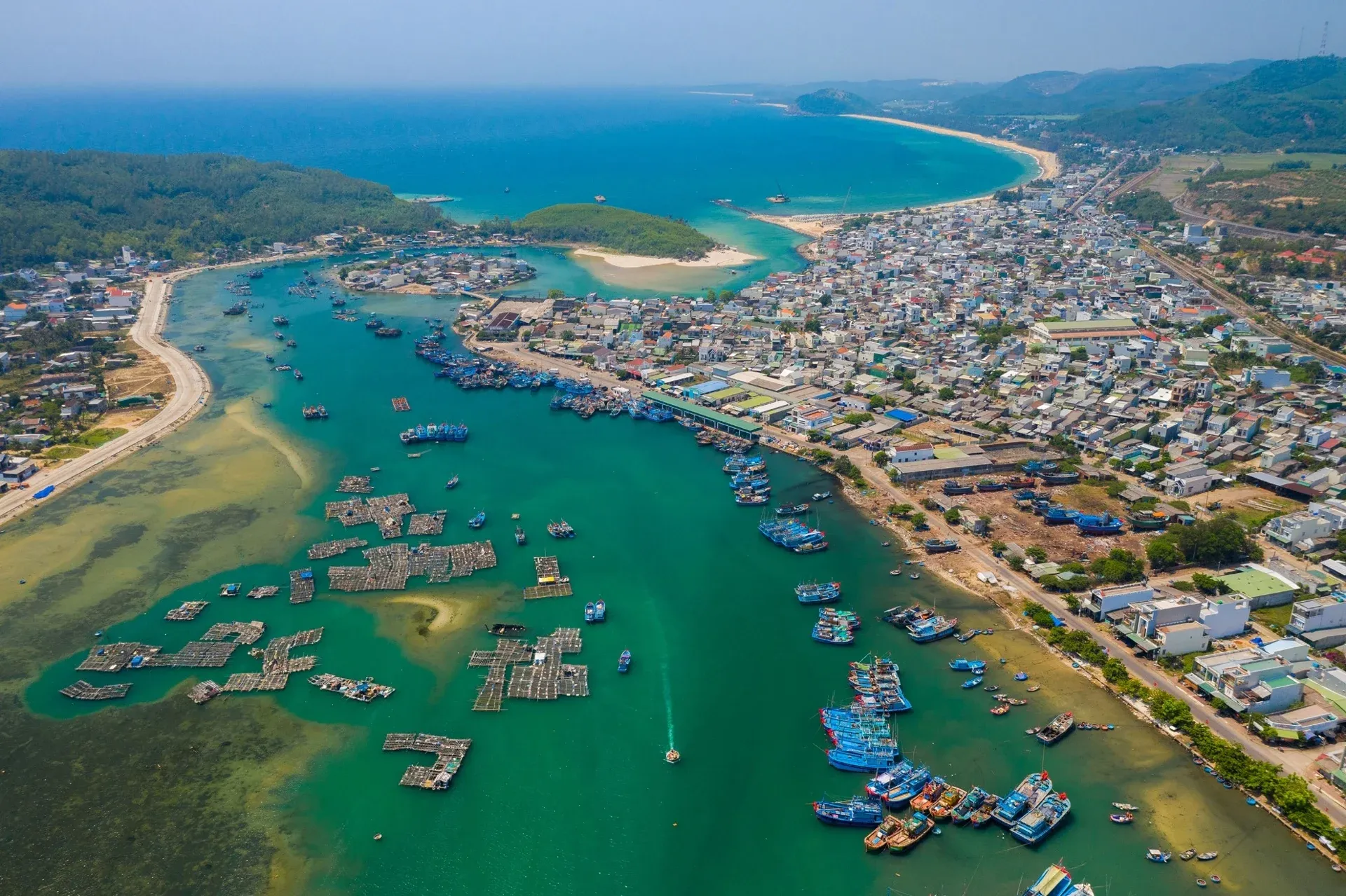 Kinh tế biển Quảng Ngãi: Từ cảng nước sâu đến hành lang liên kết vùng