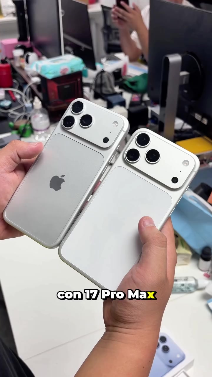 Hai chiếc iPhone dòng Pro Max màu bạc đặt cạnh nhau để so kích thước thân máy và cụm camera