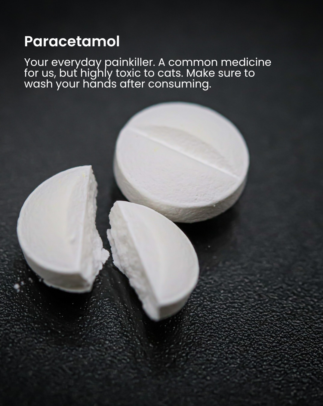 Biji tablet paracetamol putih, sebahagiannya pecah, di atas permukaan gelap