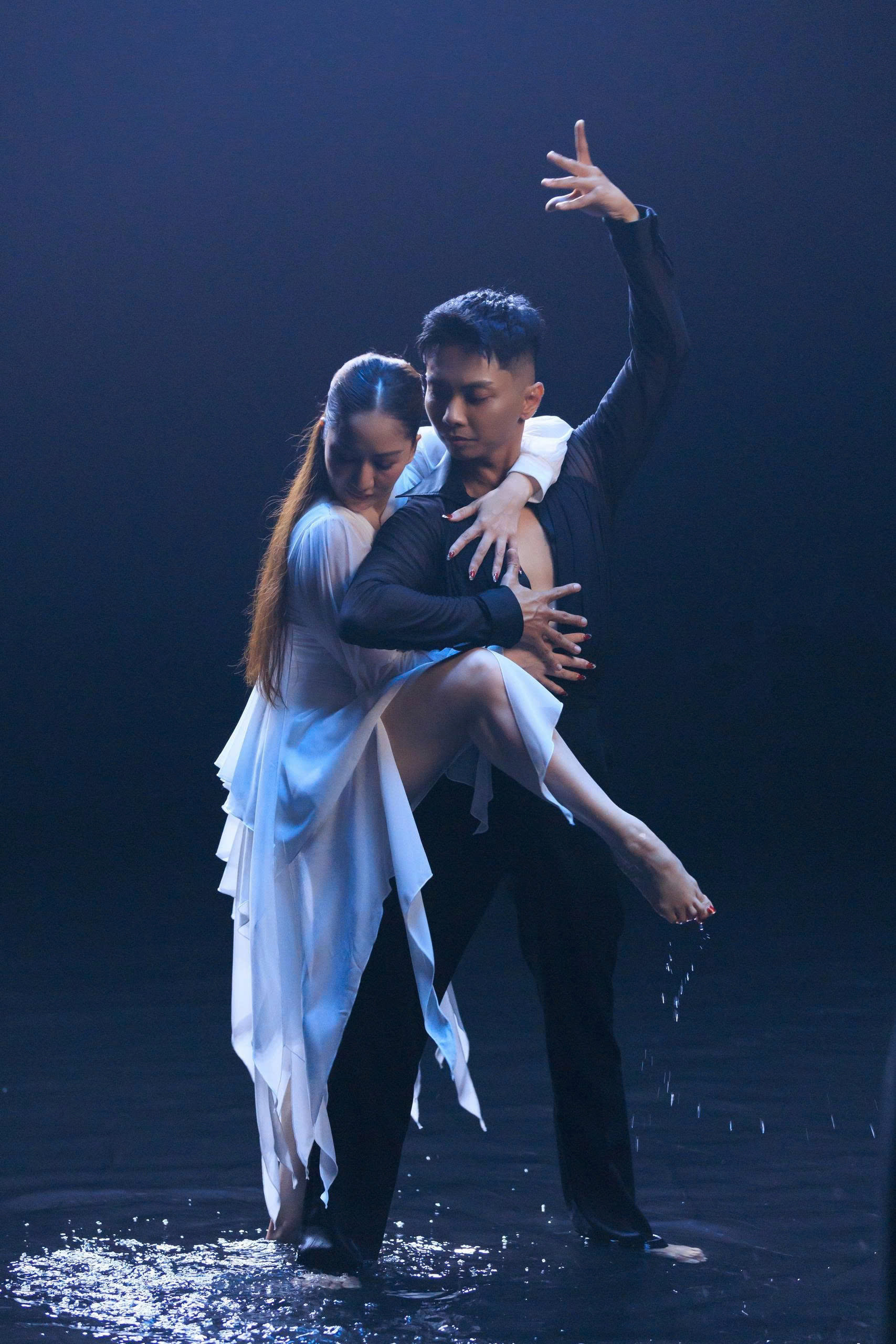 Khánh Thi – Phan Hiển: Khiêu vũ thể thao bước vào ngôn ngữ MV