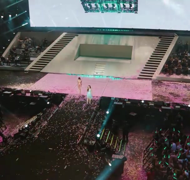 Nhìn từ trên cao xuống đường băng rải hoa giấy của Phao Cứu Sinh Concert, hai ca sĩ đứng giữa sân khấu, ban nhạc ngồi hai bên