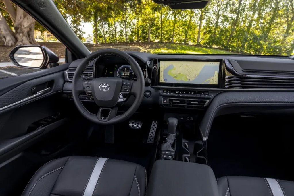 Toyota Camry tăng giá nhưng không nâng cấp: chiến lược khôn ngoan hay chủ quan?