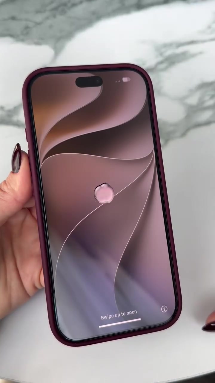 Mặt trước iPhone 18 Pro màu burgundy trong ốp silicone, Dynamic Island nhỏ nằm ở cạnh trên màn hình