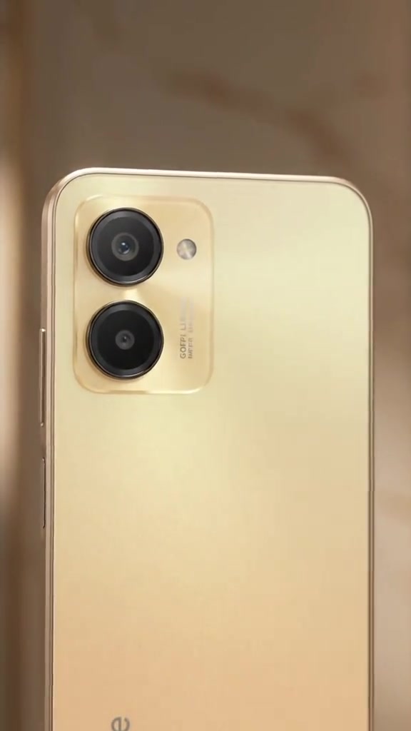 Bahagian atas belakang Realme C33 warna emas dengan modul dua kamera dan flash