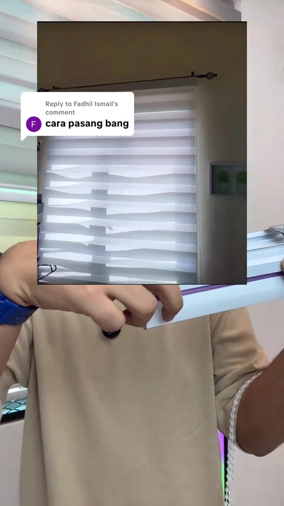 Tangan memegang rail kepala zebra blind putih dengan gambar contoh tingkap siap dipasang