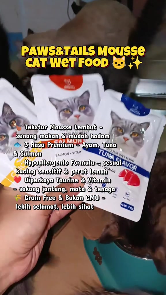 Tangan menunjukkan tiga pouch Paws&Tails mousse wet food dengan senarai claim kandungan