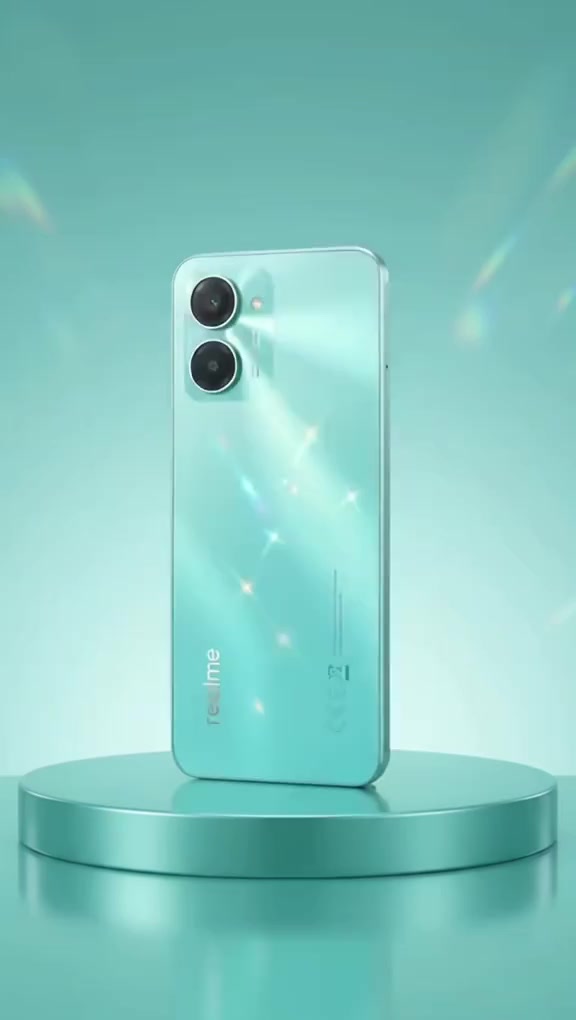 Realme C33 warna aqua dilihat dari belakang, berdiri atas podium hijau muda