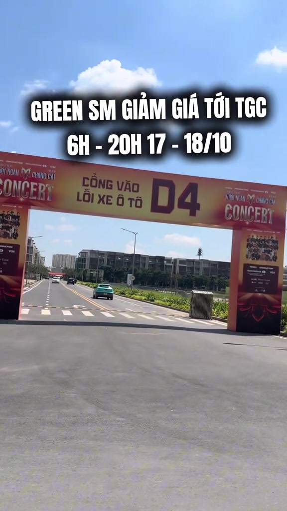 Cổng vòm lối xe ô tô D4 dẫn vào khu concert tại The Global City, phía trên có bảng thông báo ưu đãi Green SM khung 6h–20h ngày 17–18/10