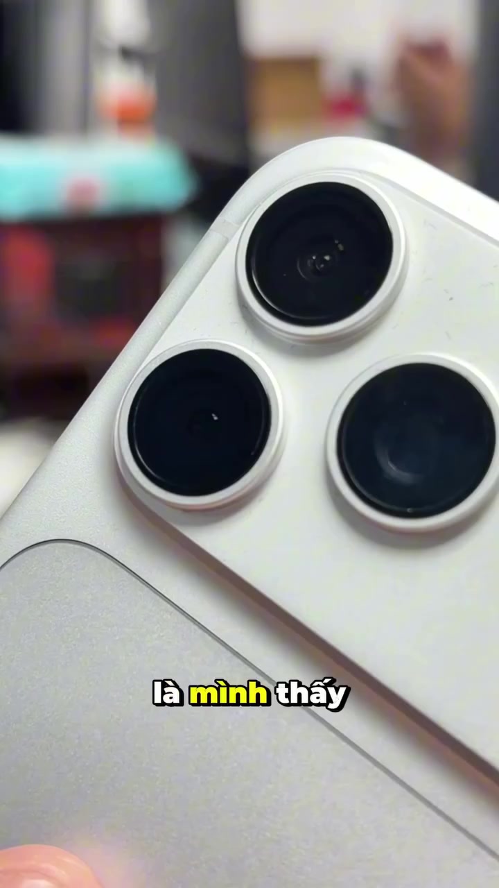 Cận cảnh cụm ba ống kính camera sau trên thân iPhone màu bạc