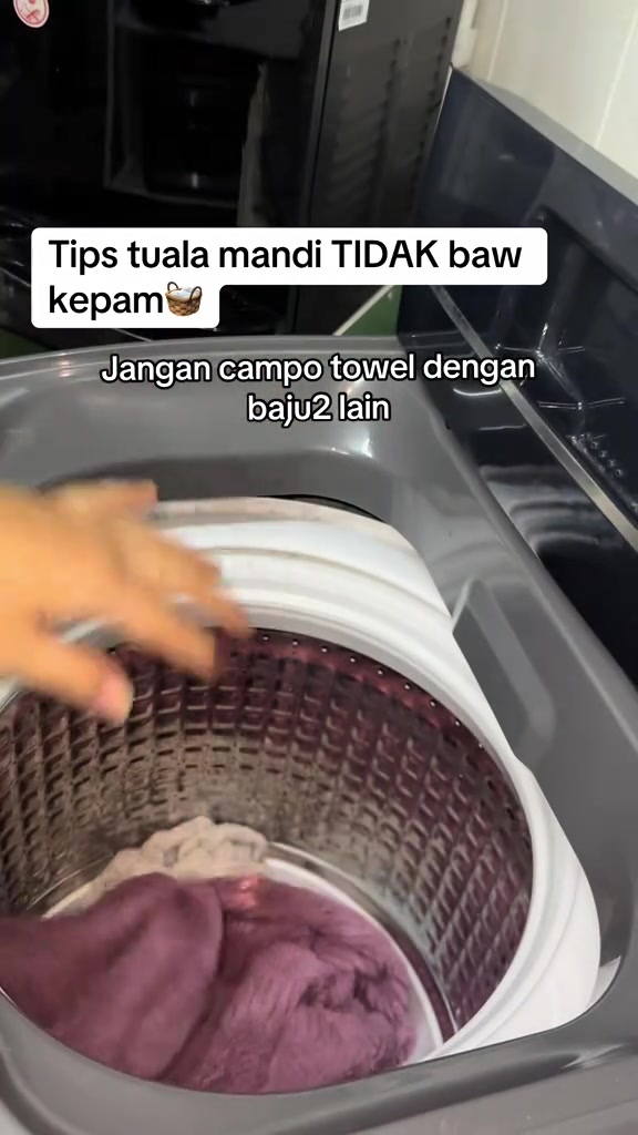 Mesin basuh top load diisi tuala sahaja, tanpa campuran baju lain
