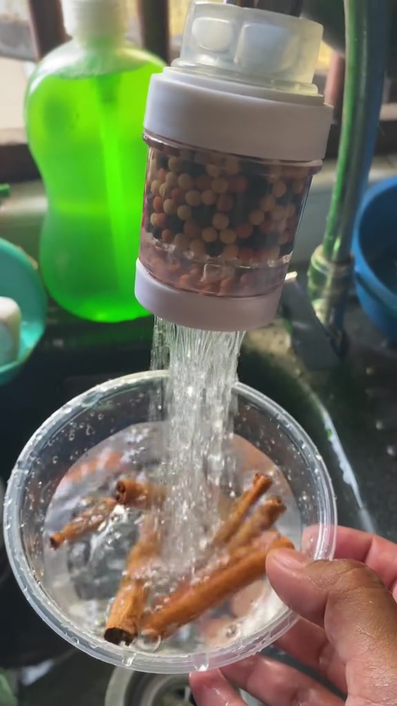 Air paip dituang ke dalam mangkuk jernih berisi batang kayu manis