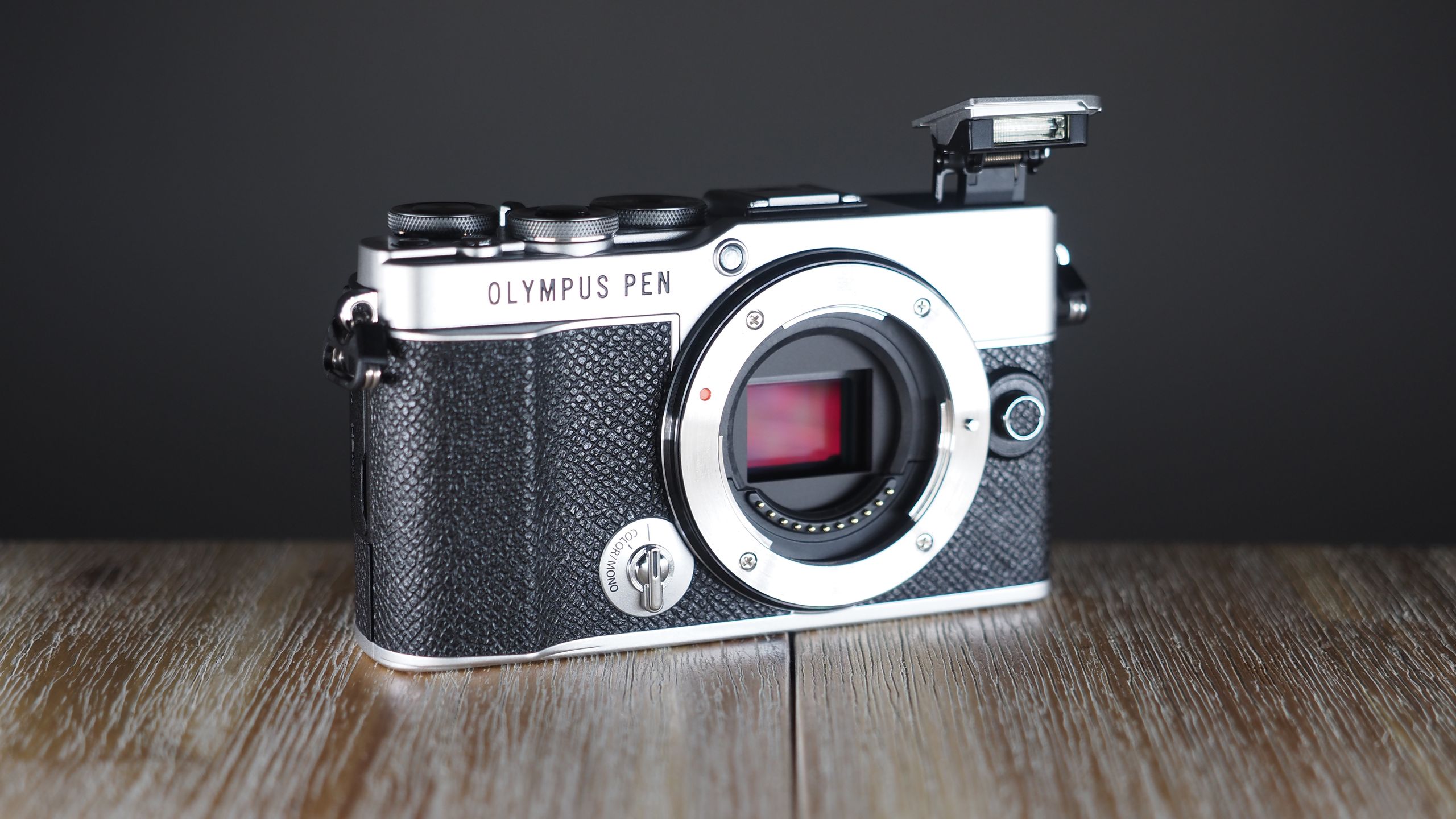 Máy ảnh compact và mirrorless đang so kè ngang ngửa tại Nhật