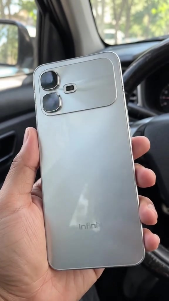 Bahagian belakang phone Infinix Smart 20e warna perak dipegang dengan tangan