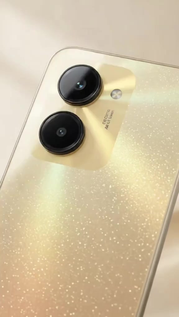 Modul dua kamera Realme C33 warna emas dilihat dekat