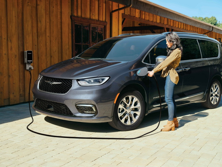 Xe hybrid cắm sạc tiết kiệm xăng trên giấy, tốn gấp ba ngoài đời