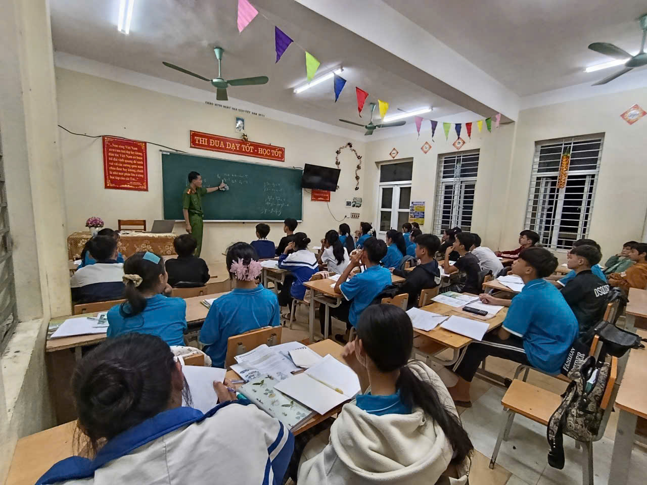 Những giáo viên tận tâm mở lớp học miễn phí cho học sinh nghèo