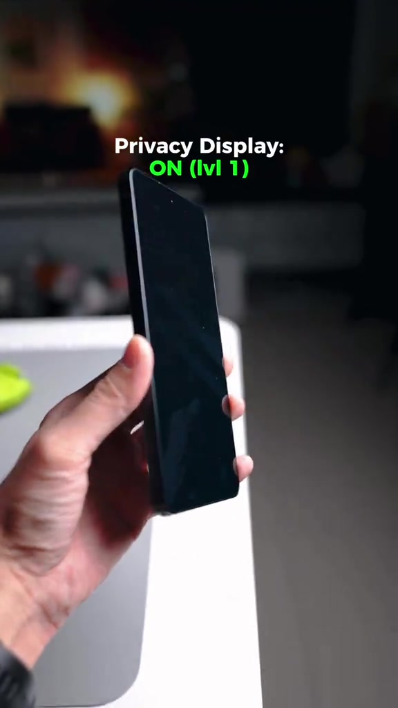 Samsung Galaxy S26 Ultra warna gelap dipegang dengan mod privacy display aktif