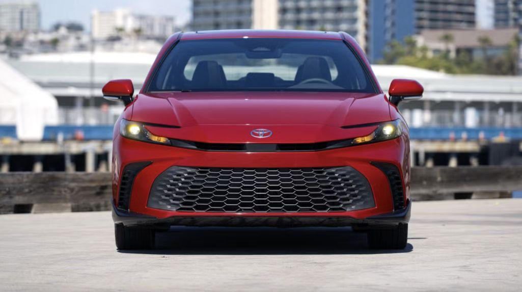 Toyota Camry tăng giá nhưng không nâng cấp: chiến lược khôn ngoan hay chủ quan?