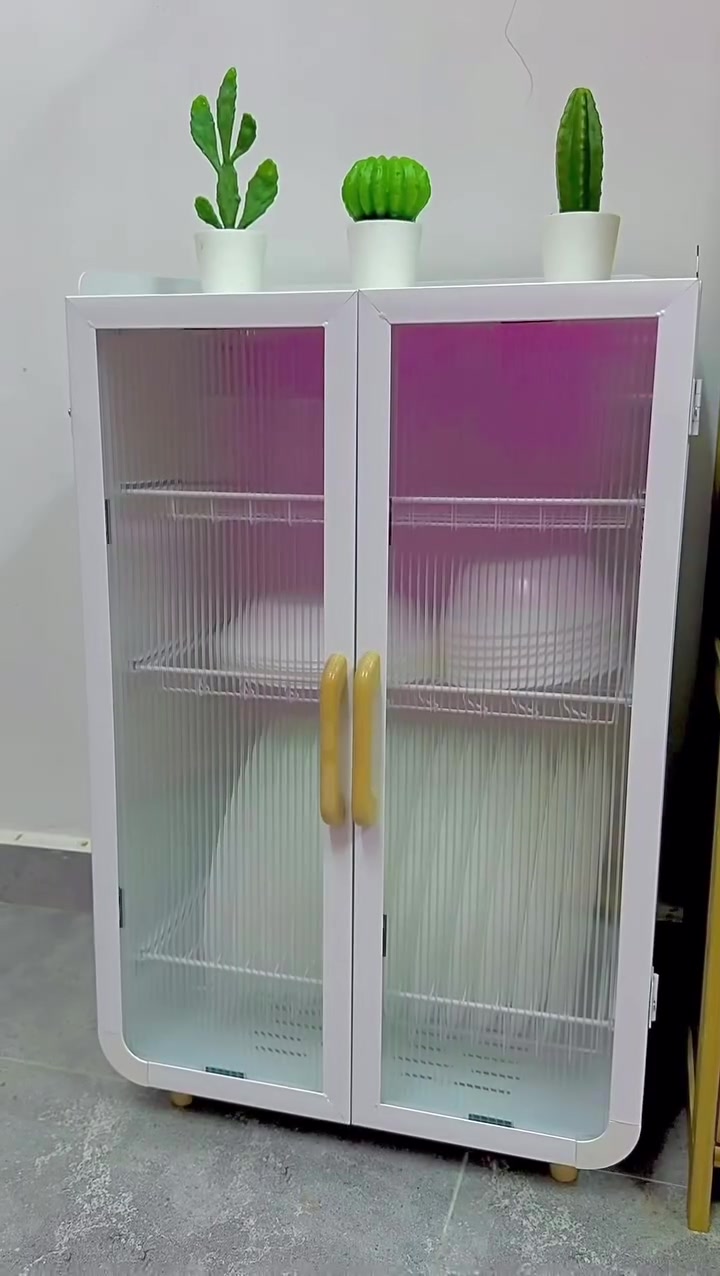Rak pinggan gaya kabinet putih bertutup dengan pintu translucent dan pinggan mangkuk tersusun di dalamnya