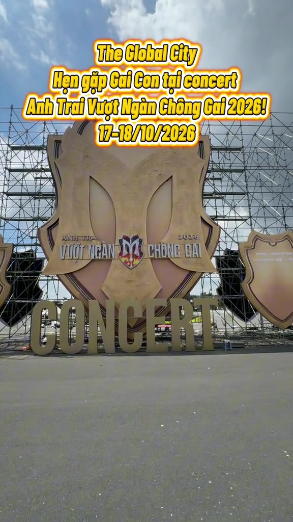 Khối sân khấu hình khiên khổng lồ in chữ Anh Trai Vượt Ngàn Chông Gai 2026 và chữ CONCERT đang dựng tại The Global City