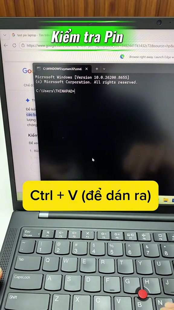 Màn hình laptop mở cửa sổ lệnh CMD với hướng dẫn dán lệnh xem báo cáo pin