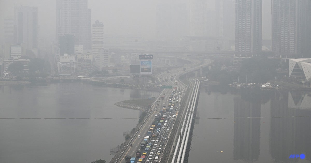 Pemandangan bandar dan lebuh raya dilitupi jerebu tebal