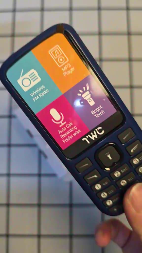 Skrin telefon butang TWC menunjukkan ikon radio FM, pemain MP3, rakaman panggilan dan lampu suluh terang