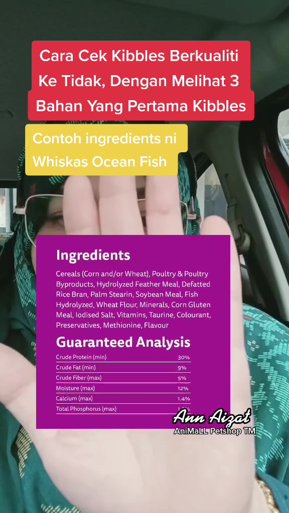 Kad ungu menyenaraikan ingredients dan guaranteed analysis kibbles kucing dengan crude protein minimum 30 peratus