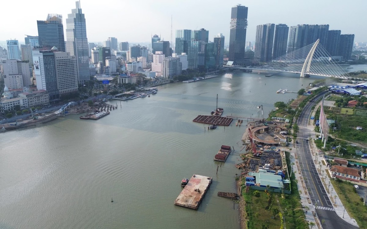 Cầu đi bộ sông Sài Gòn sắp hợp long: TPHCM được gì và đánh đổi gì?
