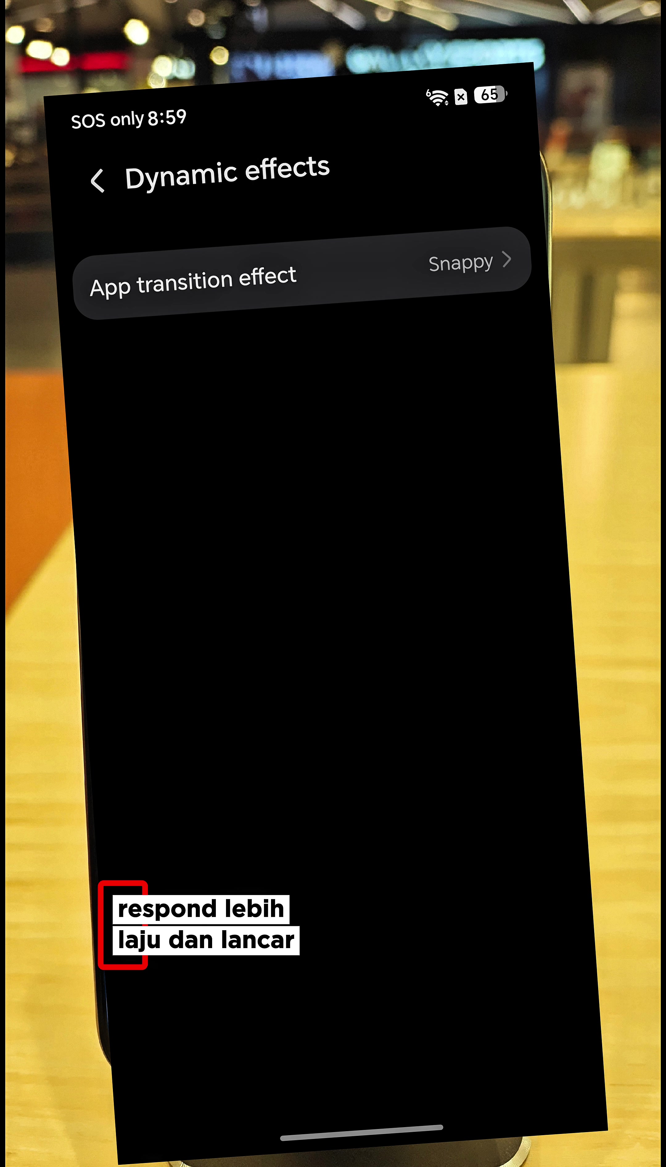 Skrin tetapan telefon menunjukkan menu Dynamic effects dengan App transition effect ditetapkan ke Snappy