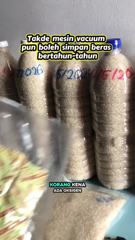 Barisan botol plastik berisi beras padat dengan tarikh ditulis pada badan botol, kaedah simpan tanpa mesin vacuum