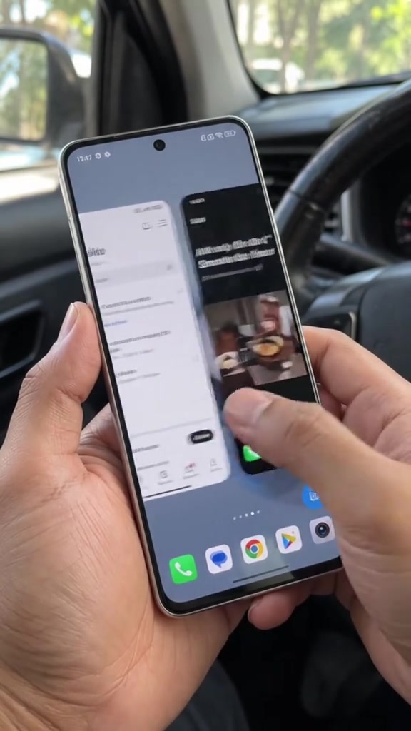Skrin depan phone Infinix Smart 20e dengan app terbuka dipegang dengan tangan