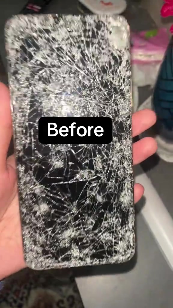 Skrin telefon Honor retak sepenuhnya sebelum dibaiki, dipegang dengan satu tangan