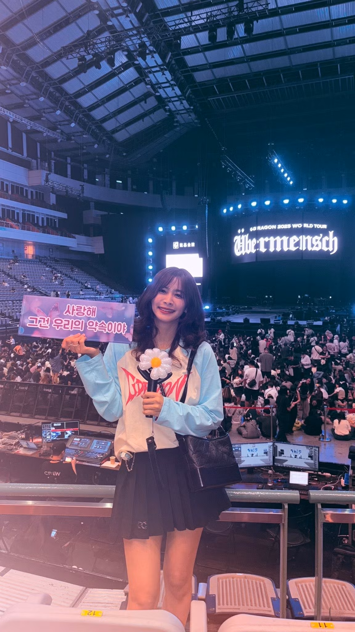 Từ Weverse đến b.stage: Đế chế kinh tế fandom cho nghệ sĩ Việt