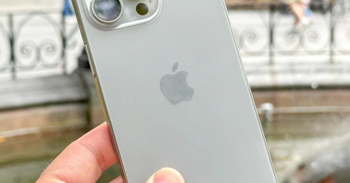 Từ iPhone 15 Pro Max xuống iPhone rẻ tiền: Hạ cấp nhưng… lên đời trải nghiệm?