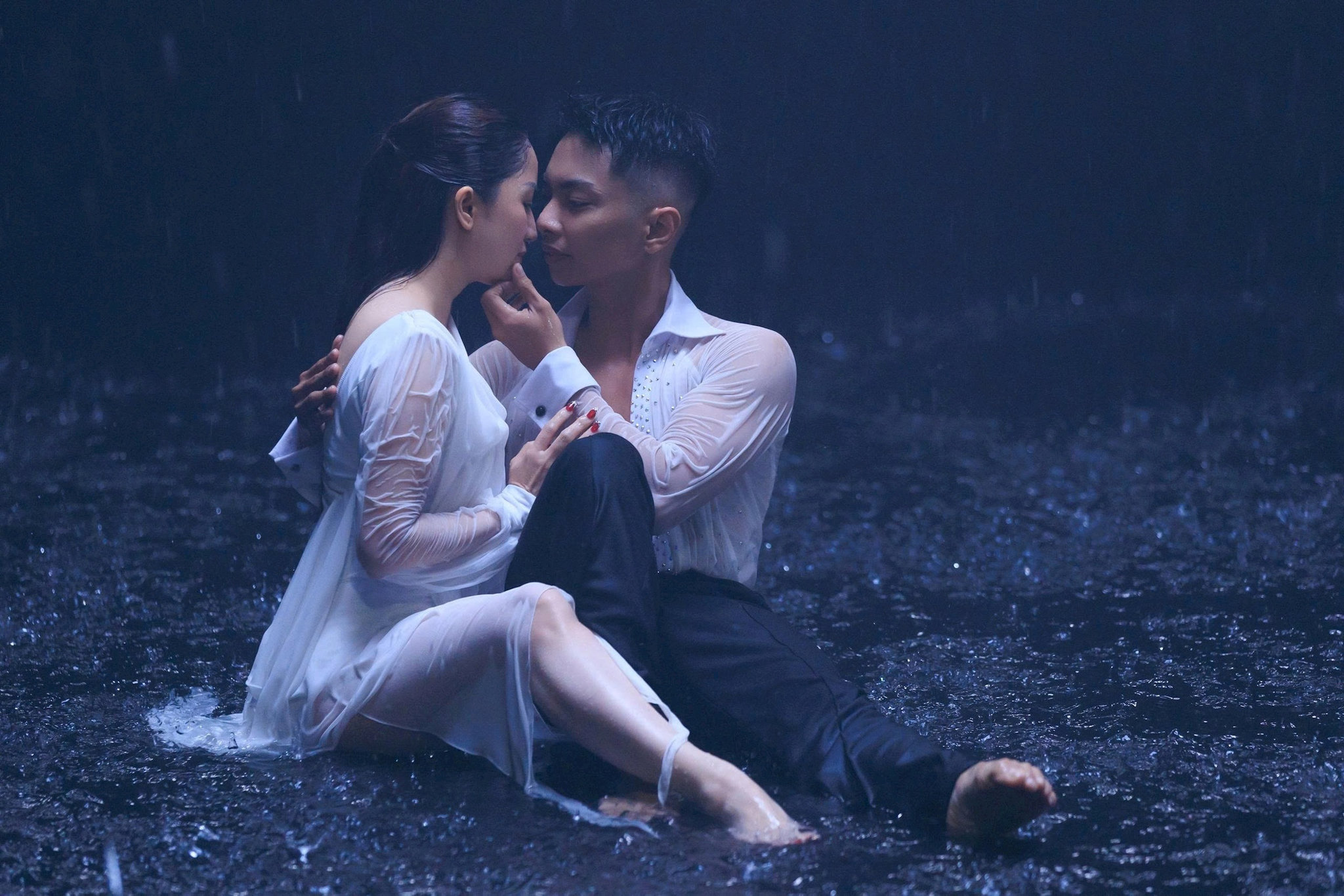 Khánh Thi – Phan Hiển: Khiêu vũ thể thao bước vào ngôn ngữ MV