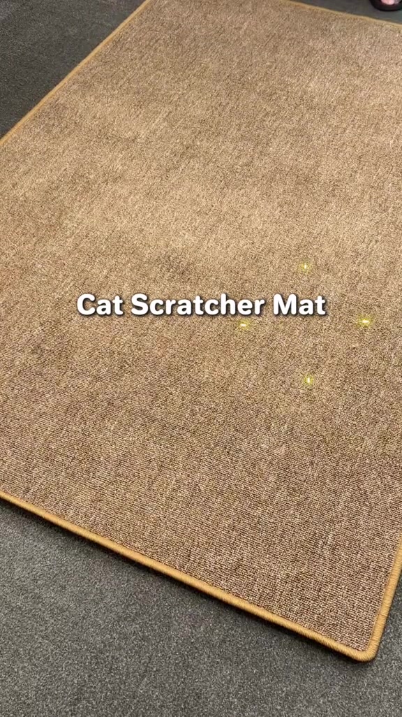 Mat sisal berwarna beige dengan tepi berjahit terbentang di lantai