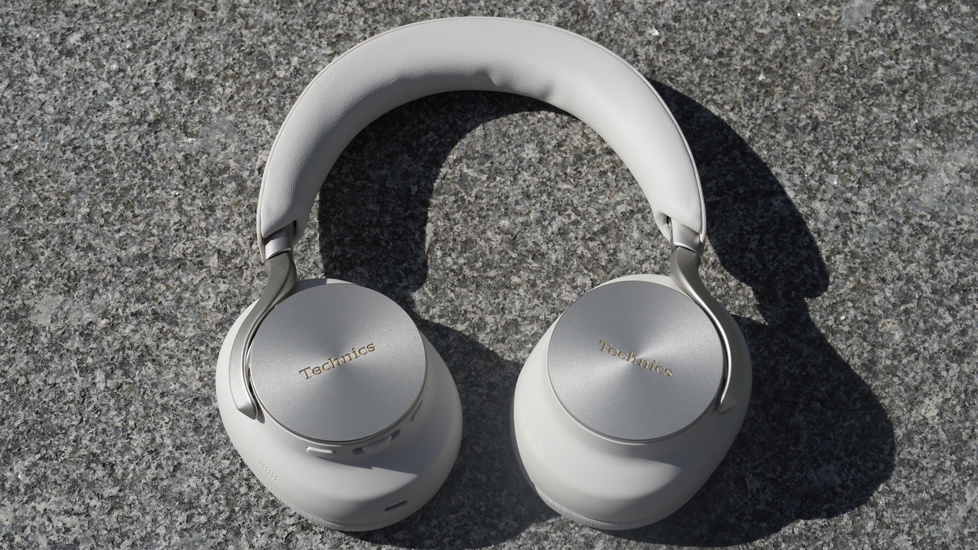 Technics EAH-A1000 vs Loewe Leo: Cuộc đối đầu tai nghe over-ear cao cấp