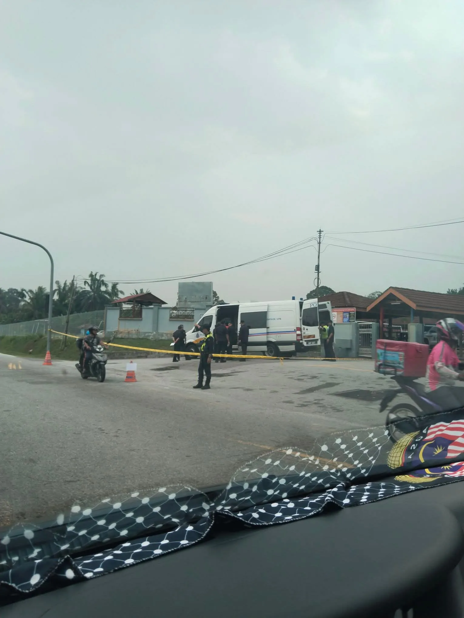 Bungkusan Misteri di Sekolah: Apa Ibu Bapa dan Guru Perlu Buat
