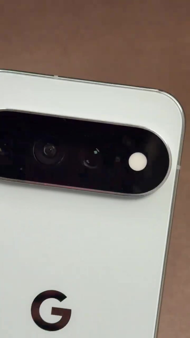 Modul kamera bar hitam pada belakang telefon Google Pixel warna putih, pandangan dekat