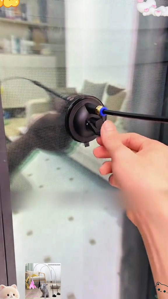 Tangan menekan tapak suction cup mainan wand pada permukaan kaca pintu