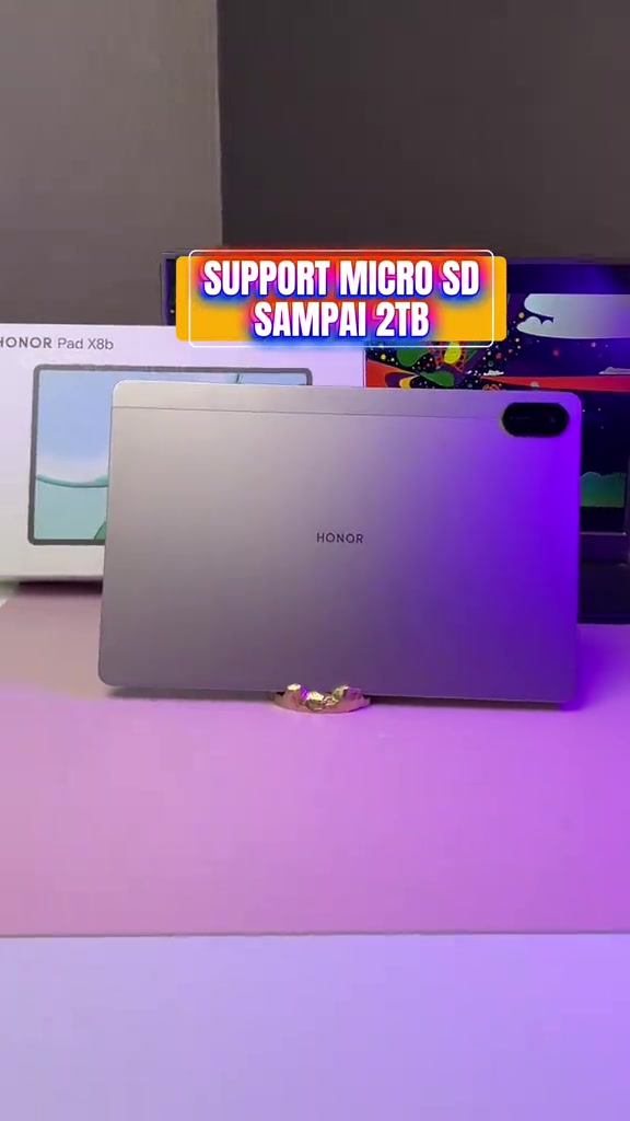 Bahagian belakang tablet HONOR Pad X8b warna kelabu berdiri di depan kotaknya