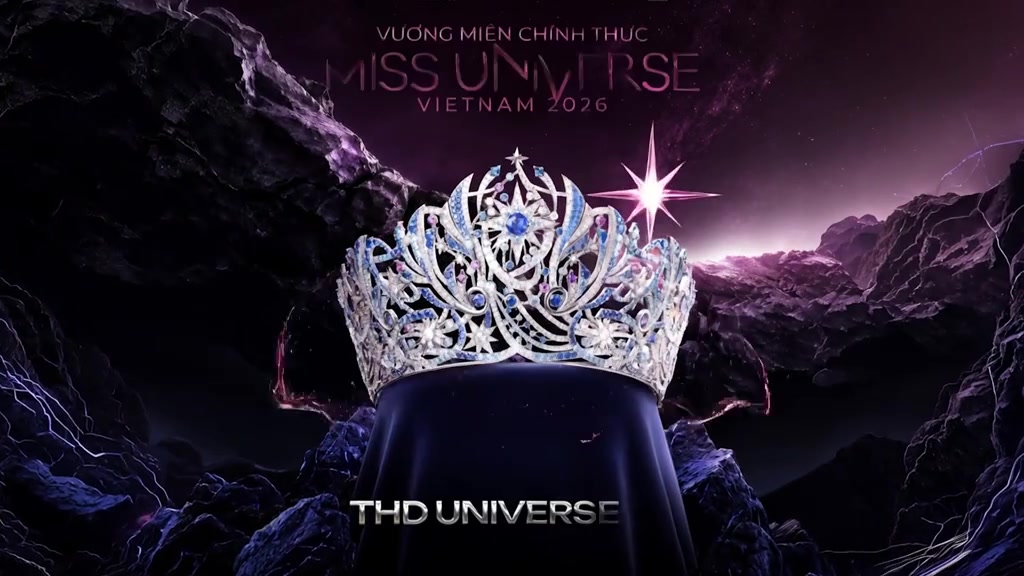 Vương miện chính thức Miss Universe Vietnam 2026 đặt trên bục nhung trong khung hình giới thiệu của đơn vị chế tác, phía trên có dòng chữ tên cuộc thi