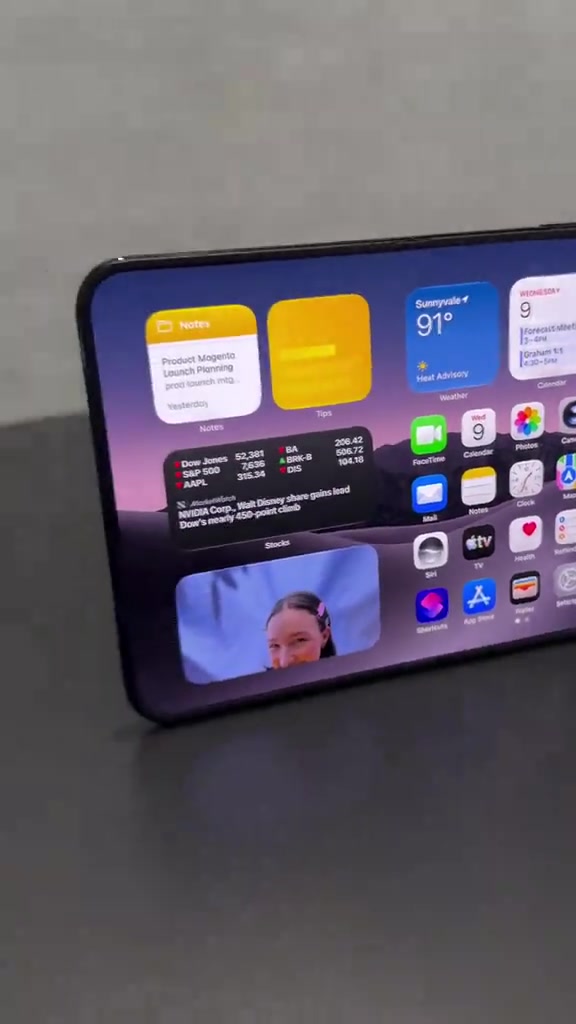 Skrin dalam iPhone Duo dari sudut rendah menunjukkan paparan widget dan ikon aplikasi
