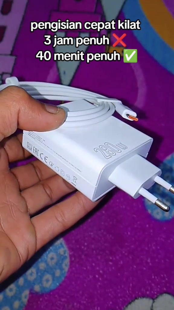 Sisi pengecas putih berlabel 280W dengan barisan tanda termasuk EAC dan CE serta plug dua pin bulat