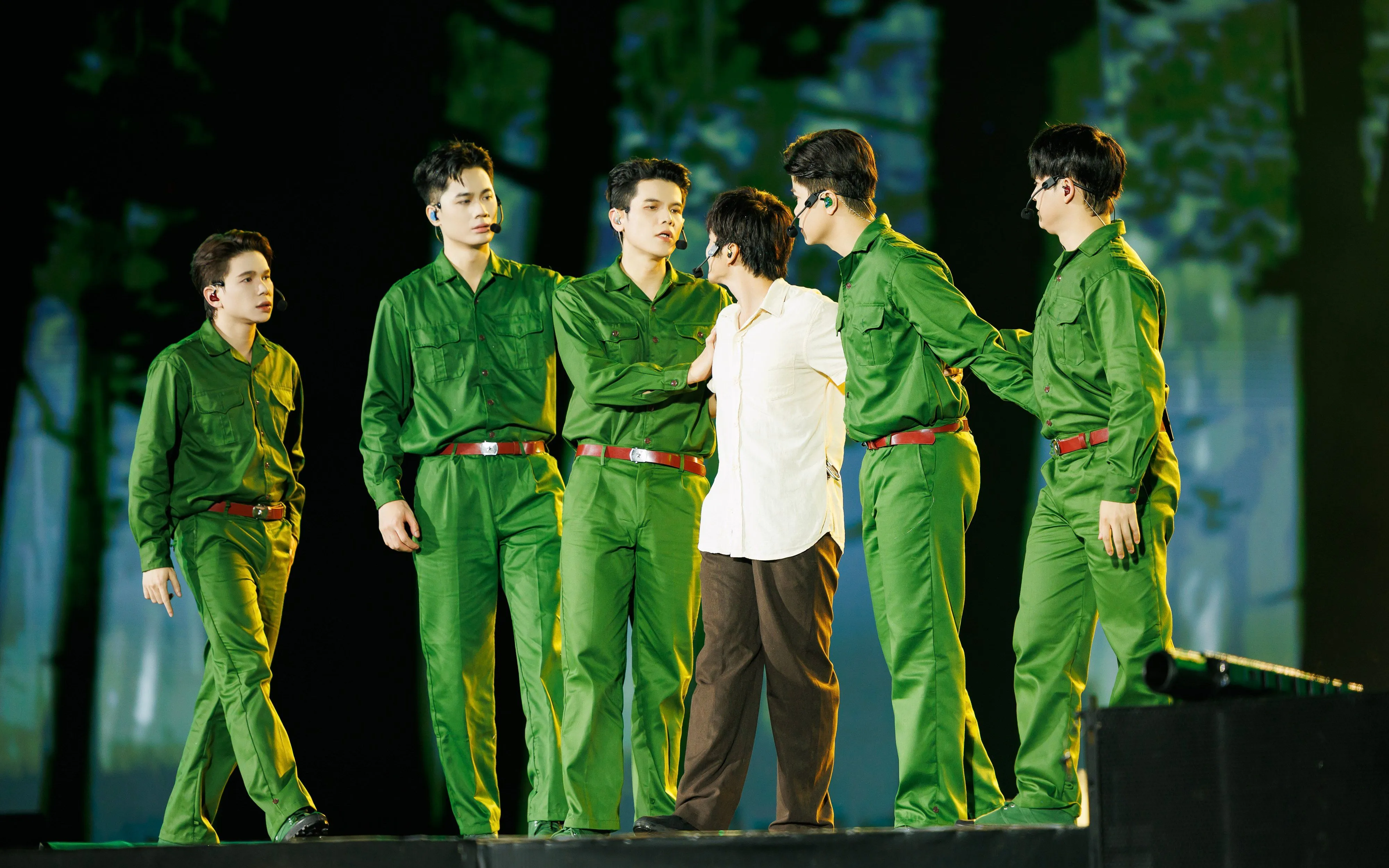 33 Anh Tài mở màn concert Anh Trai Vượt Ngàn Chông Gai tại TP.HCM